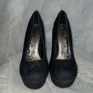 Brash Black 4 inch pumps. Size 7W.